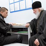Патриарх Московский и всея Руси Кирилл беседует с осужденным на пожизненное заключение Александром Васильченко во время посещения СИЗО-2